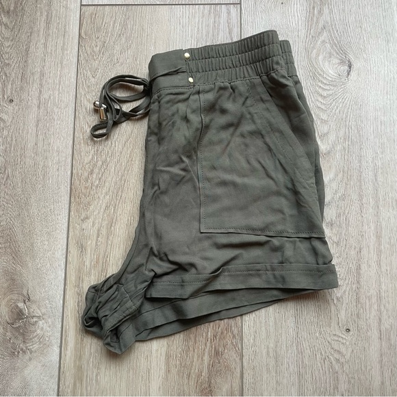 High Waisted Shorts - Picture 2 of 3